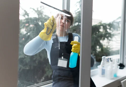 Nettoyage de vitres intérieures et extérieures à l'Honor-de-Cos